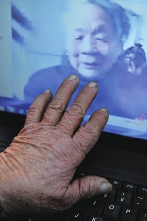 昨天，长丰杜集派出所办公室，岁老人闫玉英用手轻轻抚摸屏幕上的姐姐，两人百感交集。
