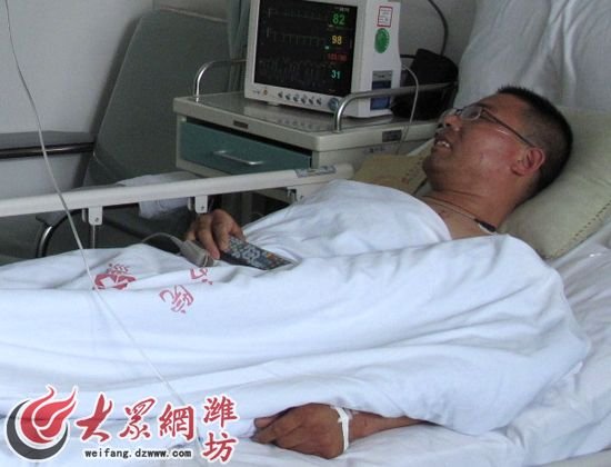 高清图—潍坊交运集团司机宋丰升被石击断5肋骨 忍痛救乘客