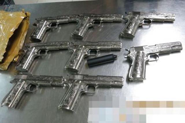港籍中年妇女身背8把枪在深圳“闯关”被抓