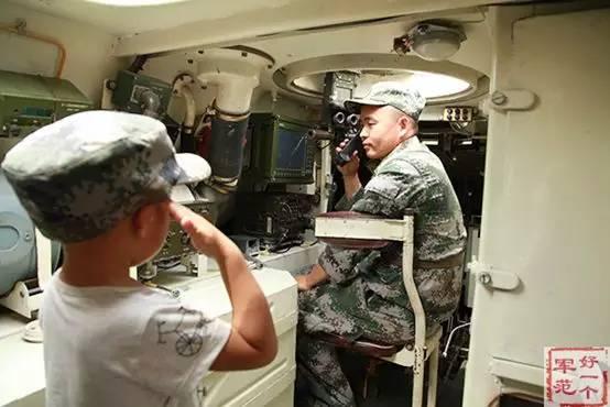 军娃子炫父:军爸 你永远是最棒的!