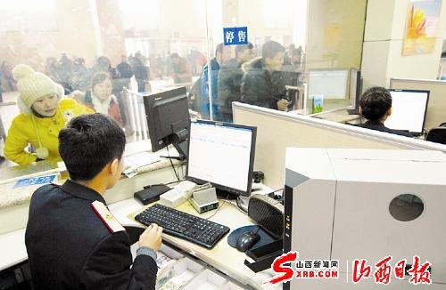 网络和电话订票渐成主流 售票窗口排长队现象