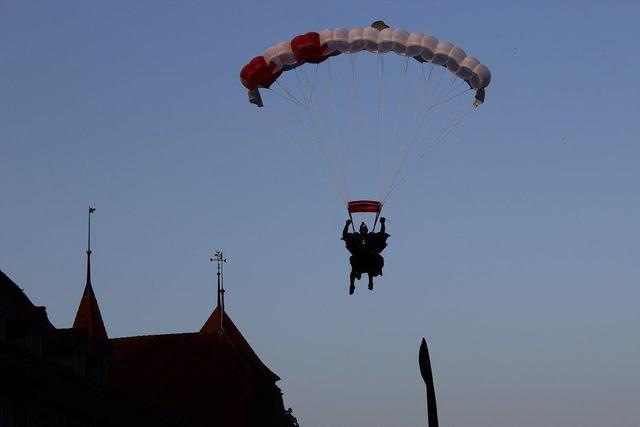 组图:瑞士男子打破8000米无氧跳伞世界纪录