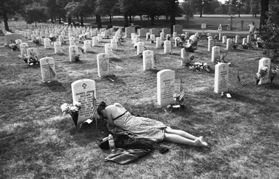 2007年，美国阿灵顿国家公墓，亲属悼念阵亡美军士兵。