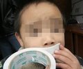 Maestros de preescolar los niños usar la cinta de la boca cerrada