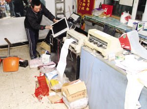 10余男子持刀打砸物流公司 踹伤刚做流产女子
