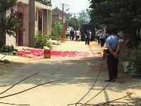 华商报讯（记者 佘晖 实习生 高尔慧）朋友新买了车，一行三人去放炮庆祝，却因和主人家邻居争执，导致两死一伤。周至县马召镇三家庄村发生的这起案件令人唏嘘。