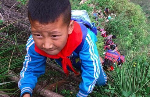 记者采访悬崖村:政府要用钢管重修“天梯”