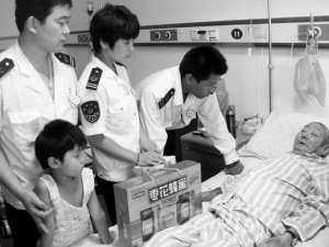 老人23年收养400余流浪儿 遗体告别仪式今举行