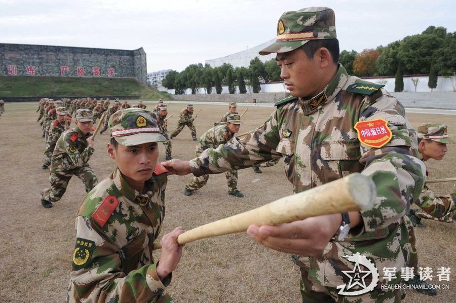 11月13日,武警安徽总队新训干部骨干在合肥训练基地进行训练.