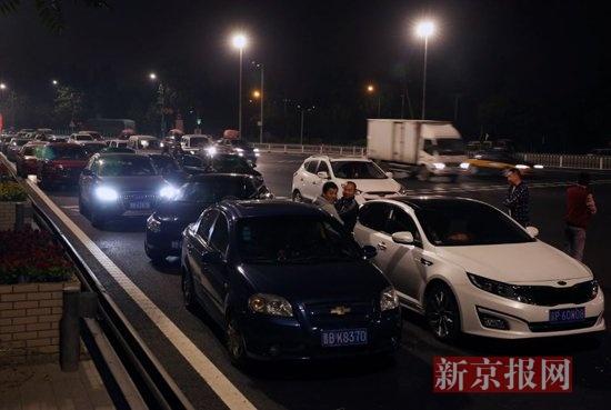 出京车主深夜排队等待0时免费行驶(图)