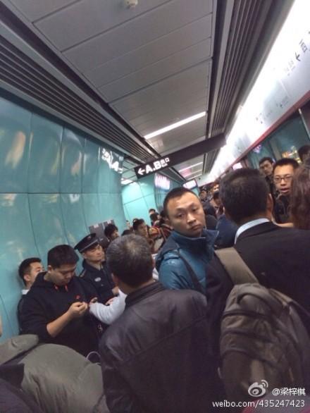 高清图—广州地铁五号线广州火车站到西村时发生踩踏事故