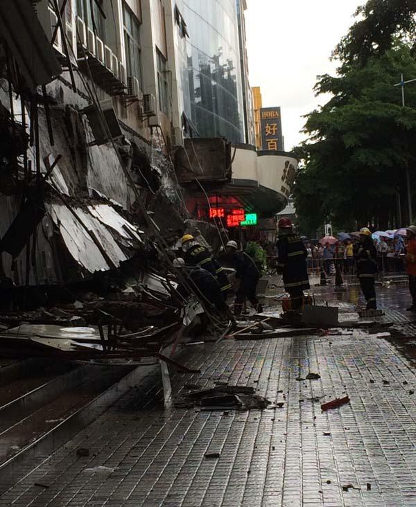 深圳罗湖人才市场屋檐坍塌砸中避雨者 多人受