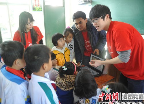 国际志愿者支教到琼海 开设预防性侵课程