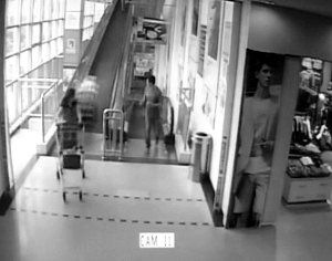 超市推车冲下扶梯撞死顾客续：肇事者被控制