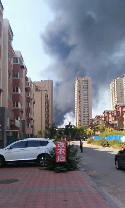 沈阳一化工厂附近疑起火爆炸 现场黑烟滚滚