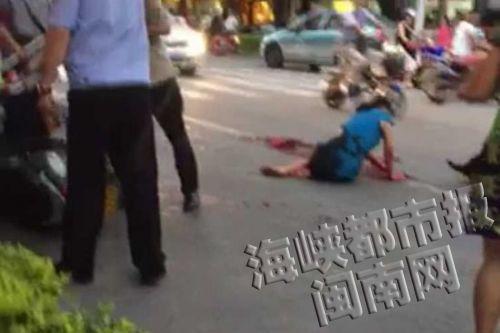 福建一女子公安局门口砍人 目击者称砍人如剁肉