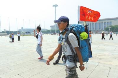 男子从昆明徒步3000公里到北京为学生募捐