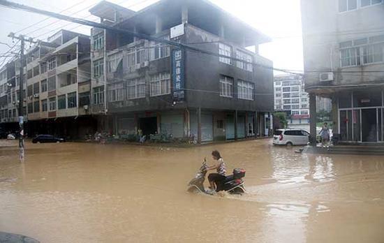 莆田被淹网友称报应 媒体：暴戾思维猛于暴雨洪水