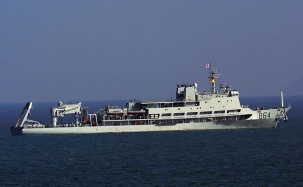 中国海军应出动潜艇救援舰