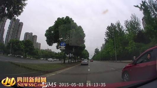 成都女司机被殴打续：双方2次开窗喊话“斗车”