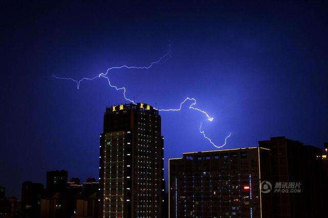 组图:强雷雨袭昆明 记者一小时拍65张闪电图片