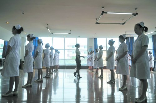 学习如何站坐走笑 成都总<em>医院护士</em>拜空姐为师