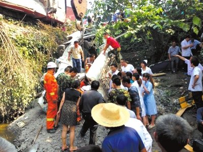 四川一载24人客车与货车相撞坠桥 已致16人遇难