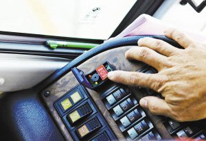 厦门一公交车"自燃" 因乘客拔逃生锤触发警报