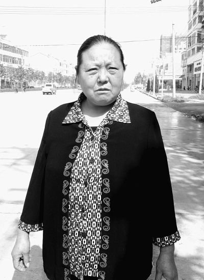 女子买1箱梨发现含11万现金 称钱不还睡不着