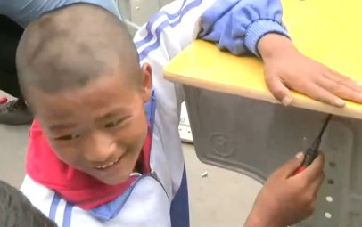 记者采访悬崖村:政府要用钢管重修“天梯”