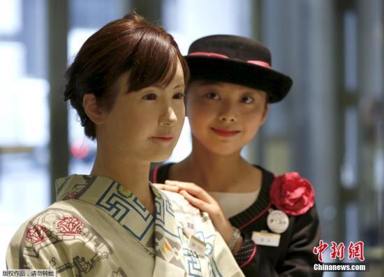 资料图：日本东京一大型百货商店现美女接待机器人，在接待台内为顾客服务，她可以使用手语和进行自我介绍。