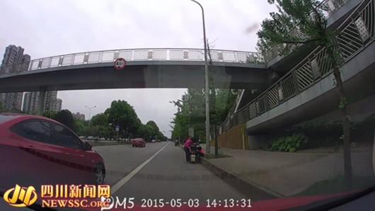 成都女司机被殴打续：双方2次开窗喊话“斗车”