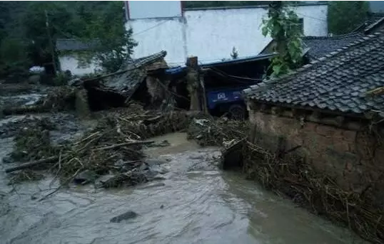 甘肃35个乡镇突遭暴雨袭击 国道毁坏小车被冲走3