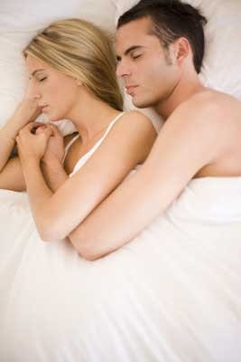 两性养生:哪种的睡姿的夫妻"最般配"?(组图