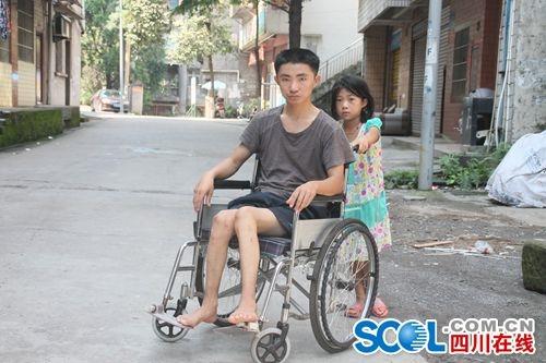 母亲出走父亲瘫痪 九岁女童撑起一个家