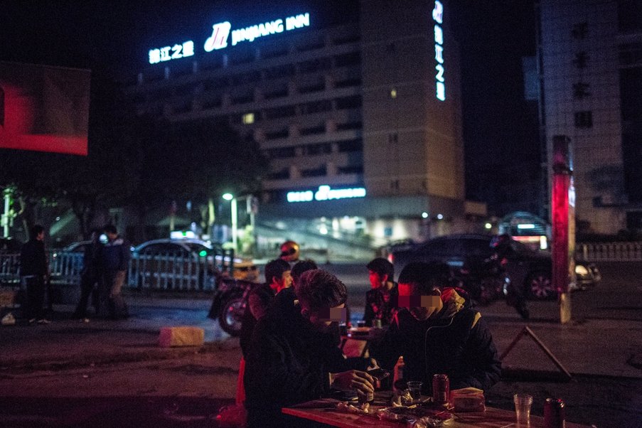 阿飞和小刀在锦江之星酒店外的烧烤摊吃宵夜。
