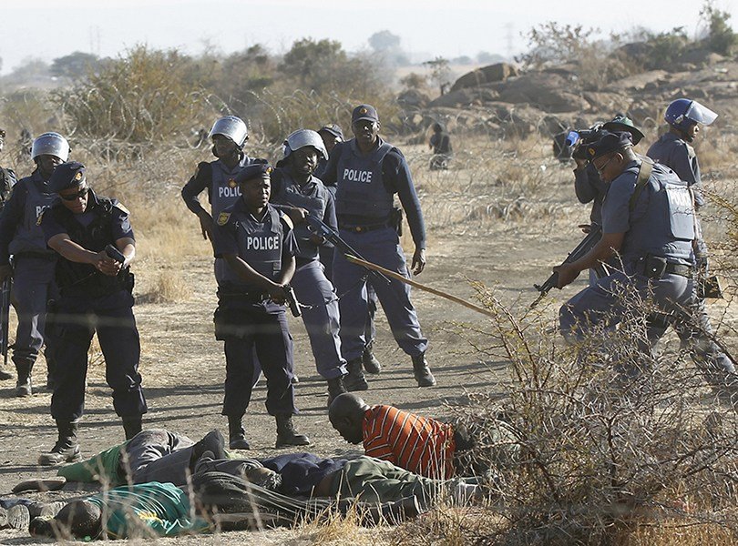组图:南非铂矿矿工罢工 警察扫射致36死