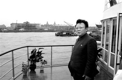 1983年，金正日乘船游览黄浦江。 