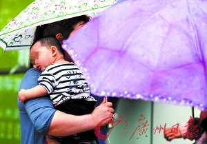 不少家长独自带异性孩子外出（如爸爸带女儿，妈妈带儿子）时，为图方便，把几岁的孩子带入自己性别的卫生间。