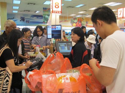 纽约法拉盛华人忙抢购食品 应对飓风艾琳