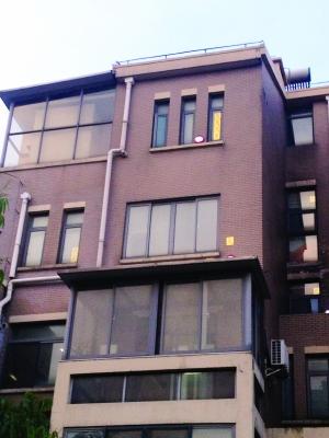 居民在楼外装“照妖镜” 对楼不乐意装射灯回应