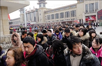 春运过半铁路客流破亿 高峰日21万人乘火车返京