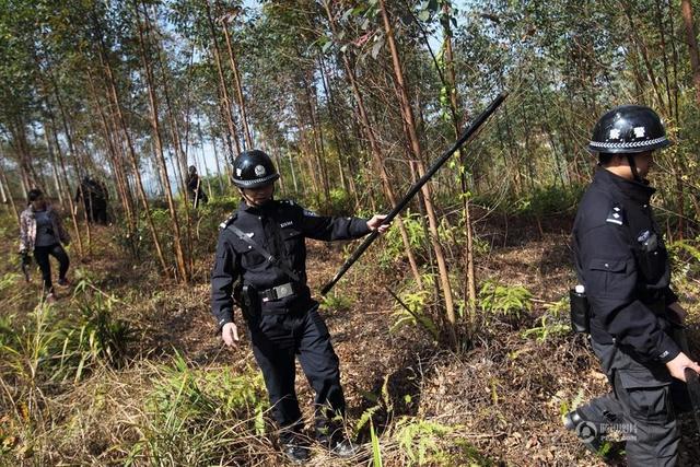 广东男子杀两人后潜逃 数百警力搜山将其抓获