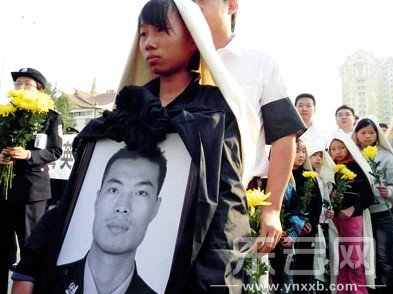 云南10万人送别缉毒民警柯占军(组图)