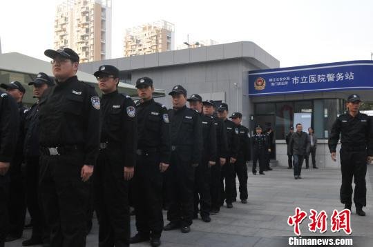 温岭杀医1月:警方试点配催泪弹防刺手套驻守