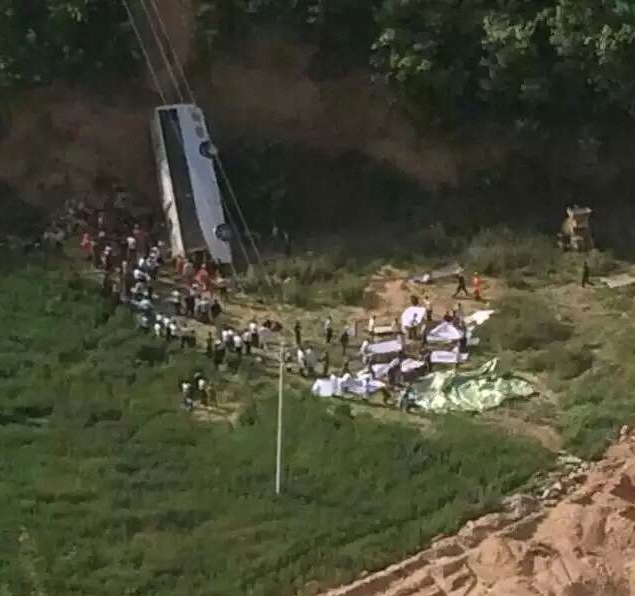 陕西旅游大巴坠入山沟 已致30人遇难