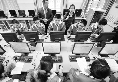上午,二十七中的高三学生在老师指导下进行网上报名摄/记者郭谦