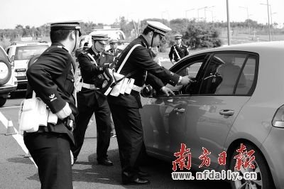 深圳110名交警全部配枪上岗 称可极大震慑罪犯