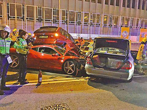男子驾法拉利疑失控连撞四车 八人受伤送院