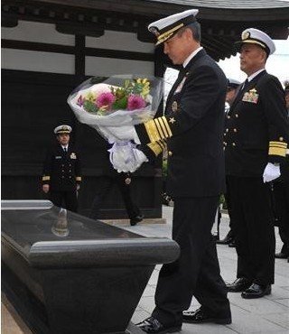 日裔美军司令向二战旧日本海军阵亡士兵献花
